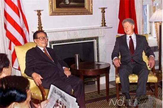 当地时间2000年月8日，美国纽约华尔道夫酒店，克林顿和江泽民进行私人会面。资料图片