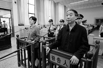 程孟仁和何文在庭上受审