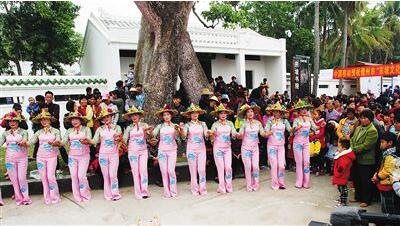 在儋州，每逢中秋佳节，当地青年会身着节日盛装唱响调声。吴文生摄