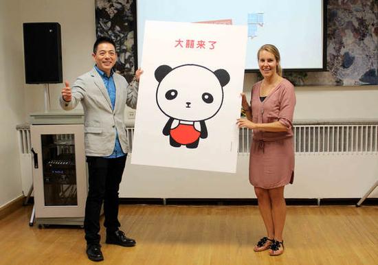 2015北京国际设计周组委会办公室常务副主任陈冬亮与Merel一同为大囍揭幕
