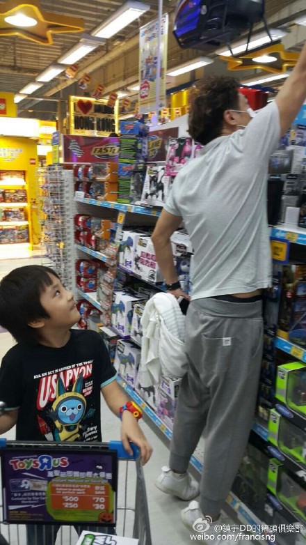 吴镇宇和费曼超市购物