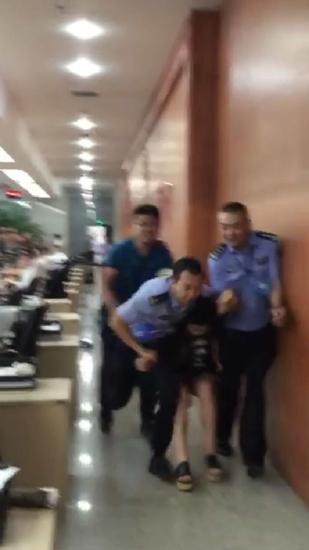 监拍:短裙美女跨上工作台 暴打交警