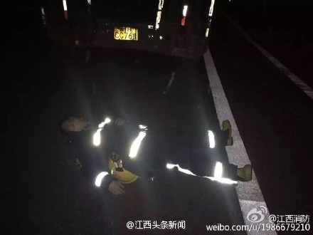 南昌一场出警之后，累趴了的消防员席地而睡，战斗服上“南昌消防”4个字被汗水印在了地上，