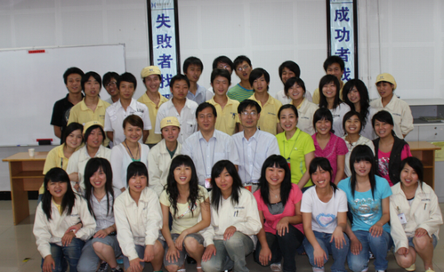 張士平校長（第二排左五）到蘇州友達(dá)看望實習(xí)學(xué)生