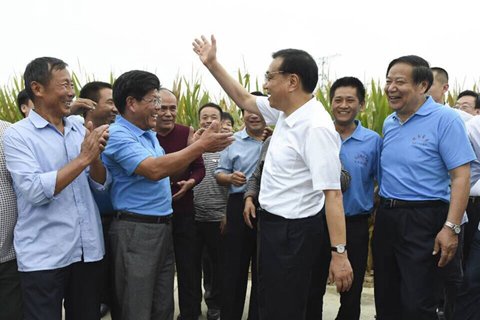李克强24日在河南长葛考察高标准农田。图片来自中国政府网