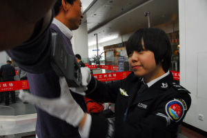 民航公安局提醒:节日来临民航安检将更严