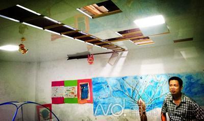 大蟒蛇就是藏身在這里的天花板上。南都記者李立君攝