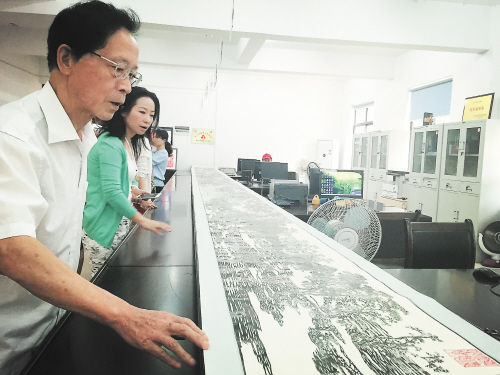 10米剪纸长卷《清明上河图》在社区展出，让街巷充满了浓浓的传统文化味。长沙晚报记者 李卓 摄