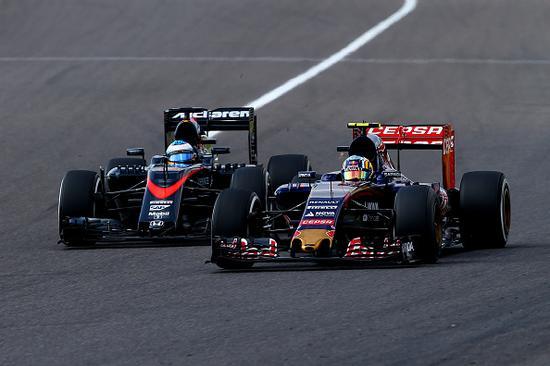 F1日本站，阿隆索(左)被小红牛车队塞恩斯超越