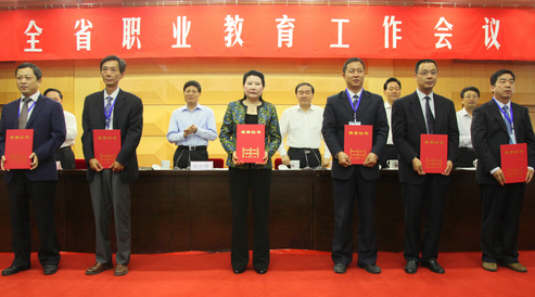 張士平校長(左四)獲評全國職教先進(jìn)個人 