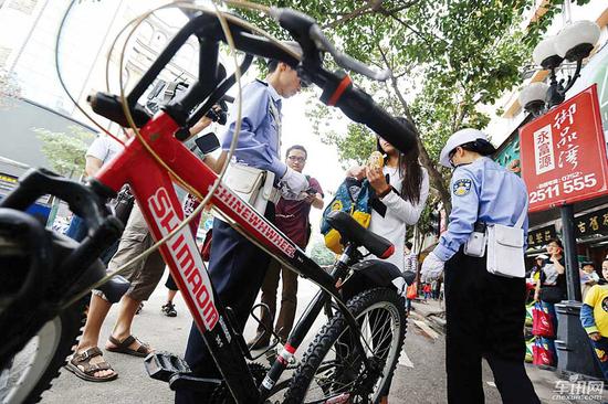 交警制止骑车闯红灯(资料图)