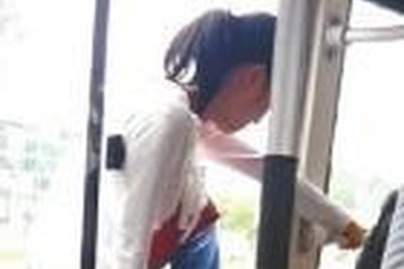 男女坐错公交车 趁等红灯从车窗跳下