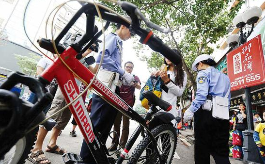 交警制止骑车闯红灯(资料图)