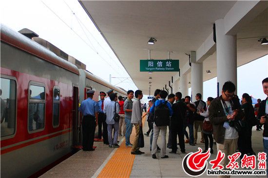 列車到達陽信站,部分乘客下車