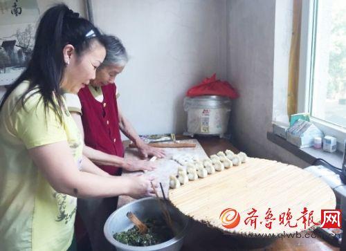 中秋节女儿杨芳说回来坐坐， 穆玉清说怎么样也得给她包顿饺子。