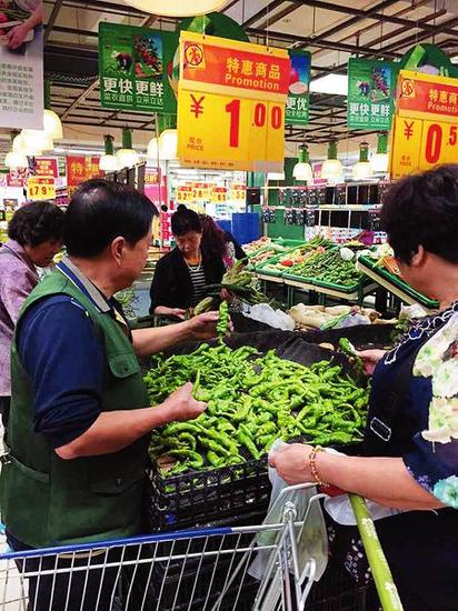 菜价降了,某超市里1元、0.5元的蔬菜引来不少市民选购