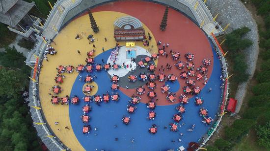 巨幅“中秋”亮相老子腳下