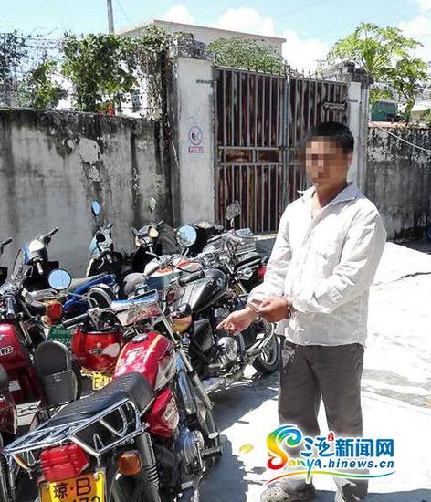 9月26日傍晚,一男子三亚骑摩托车恶意闯红灯,刮伤执勤交警被拘15日罚款1500元。(三亚新闻网记者沙晓峰摄)