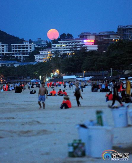 9月28日,环卫工人及景区工作人员在三亚大东海海滩上清理赏月后留下的垃圾。(南海网记者沙晓峰 摄)
