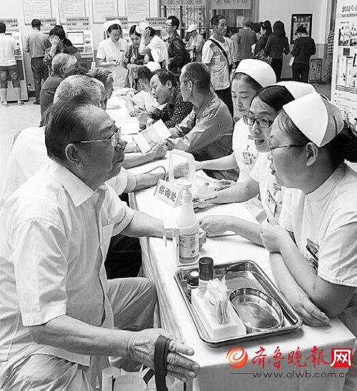 造口義診現(xiàn)場(chǎng)， 醫(yī)護(hù)人員解答問題。