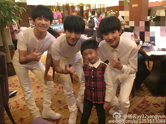 杨阳洋与TFBOYS露出可爱微笑的合影