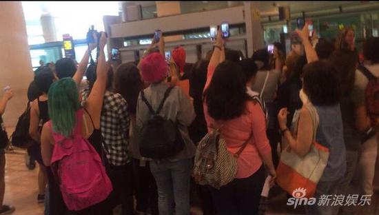 张艺兴在西班牙机场遭粉丝围堵 贴心签名|张艺