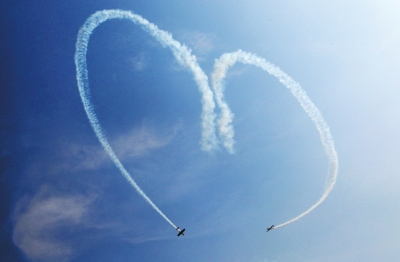 航展上飛機(jī)畫“心”給觀眾留下深刻的印象