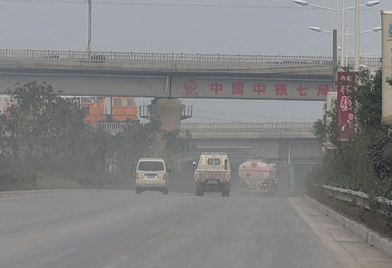 車輛一過，工地旁道路上塵土飛揚