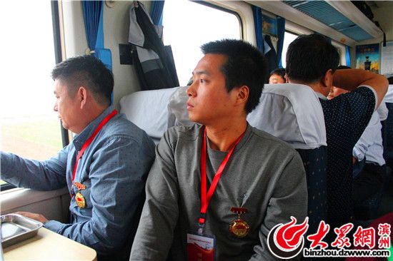 滨州40余名劳模搭乘首班列车前往北京参观