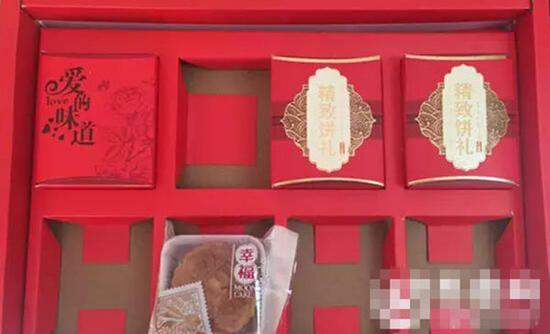 周先生單位發的“愛的味道”月餅。