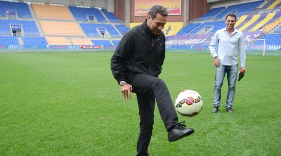 卢森博格考察团泊球场 秀脚法提建议引援已有