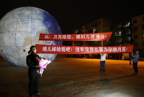 广场舞大妈主动让位“超级月亮”现身小区
