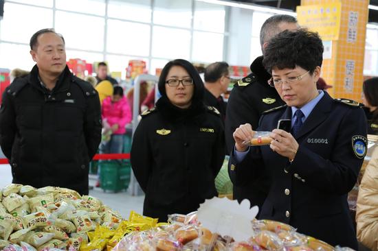 焦鸿局长检查节日食品市场