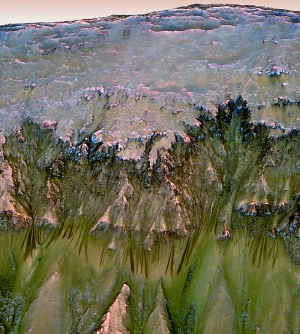 　　NASA发布的照片显示火星存在水的证据。