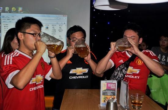 新浪英超之夜再掀风暴 曼联球迷豪饮集体狂欢