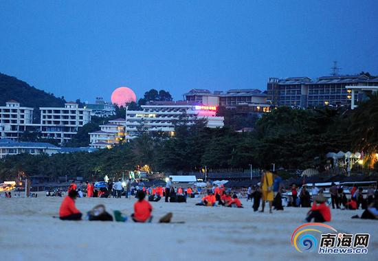 9月28日，环卫工人及景区工作人员在三亚大东海海滩上清理赏月后留下的垃圾。(南海网记者沙晓峰 摄)