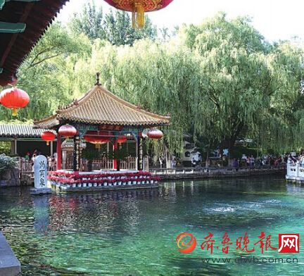 趵突泉噴涌明顯比往年減弱,仍引得大量游客前來觀賞。