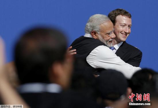 印度总理莫迪访Facebook总部 与扎克伯格熊抱