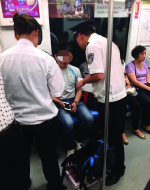 地铁执法人员开罚单 图片来自网络