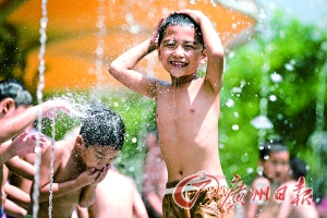 昨日广州天气晴好,室外最高气温达34℃,白云儿童公园,孩子们在喷泉处玩水、嬉戏。 广州日报记者陈忧子 摄