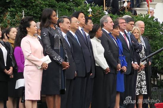 两位第一夫人与中美两国高阶官员，站在第一排聆听致词 唐家结/摄