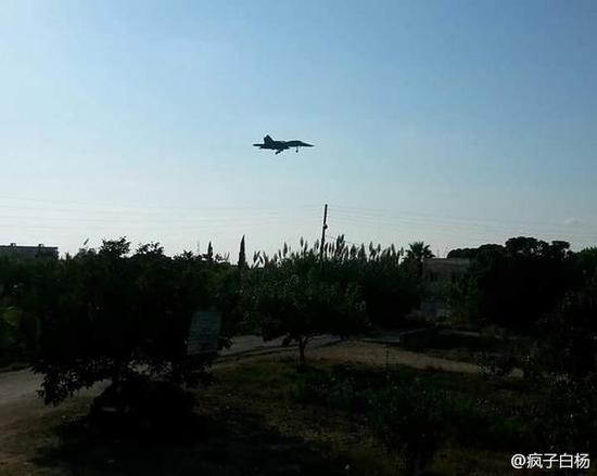 疑似苏34战斗攻击机降落叙利亚阿萨德国际机场。