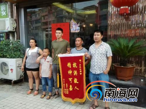 获救儿童家长送来锦旗,左三为齐华兴。(图由本人提供)