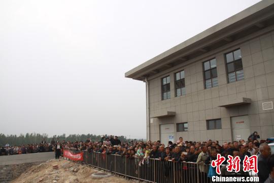 列车途经的商河火车站,当地居民聚集“看火车”李飞摄