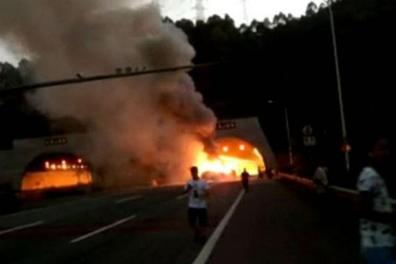 高速隧道口发生五车相撞事故 无人员伤亡