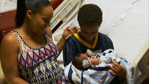 美国11岁男童帮助早产妈妈顺利接生