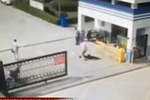 實(shí)拍男子公安局門(mén)前駕車撞飛兩人 疑因感情糾紛