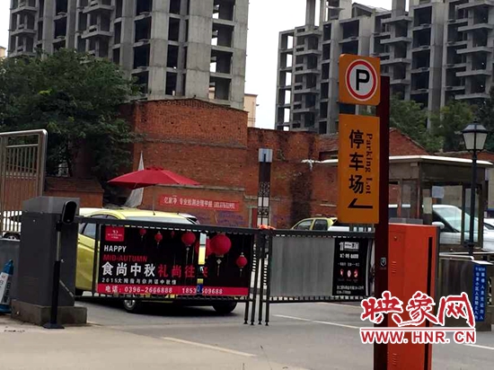 女子将车辆堵住小区出口,车辆无法出入