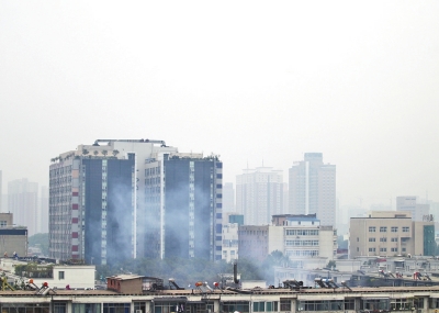 昨日的鄭州空氣中飄散著霧霾，也飄著煙。（ 記者 白周峰 攝影）