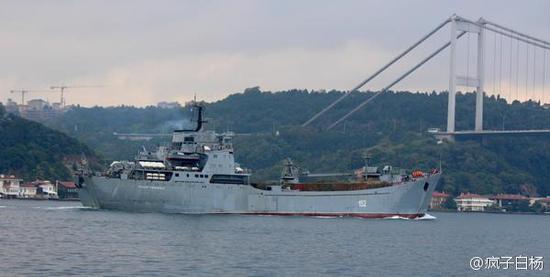 俄罗斯1171型大型登陆舰“尼古拉·菲尔琴科夫”号装载着物资经过博斯普鲁斯海峡 。目的地：叙利亚拉塔基亚港口。